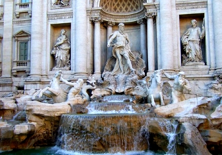 Figuren aus Stein im Trevi Brunnen Rom
