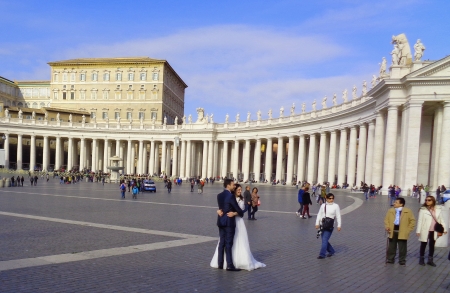 Bild vom Petersplatz mit Paar vor Hochzeit