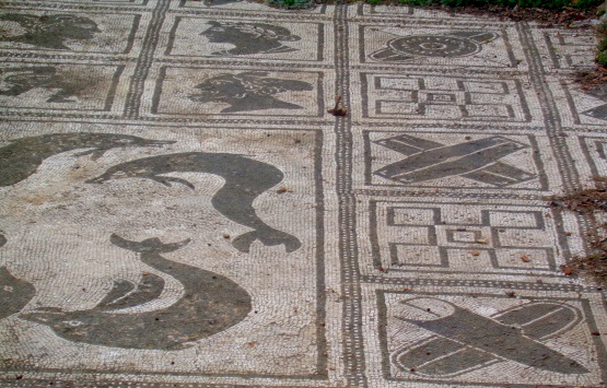Fußboden mit Mosaike in Therme des Neptun
